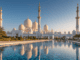 Abu Dhabi Tagesausflug von Dubai, die Sheikh Zayed Grand Mosque im Hintergrund, Wasser im Vordergrund