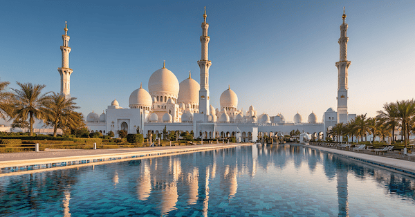Abu Dhabi Tagesausflug von Dubai, die Sheikh Zayed Grand Mosque im Hintergrund, Wasser im Vordergrund