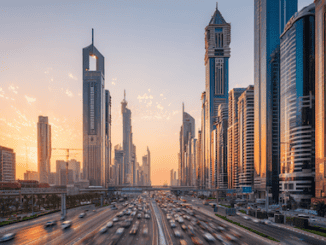 Autos fahren durch den dichten Verkehr in mitten der Dubai Hochhäuser