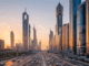 Autos fahren durch den dichten Verkehr in mitten der Dubai Hochhäuser