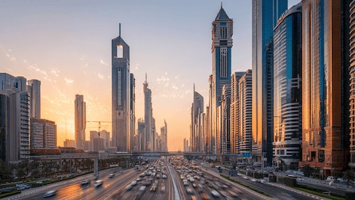 Autos fahren durch den dichten Verkehr in mitten der Dubai Hochhäuser