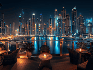 Dubai Nightlife. Hochhäuser in der Dubai Marina bei Nacht fotografiert von einem Rooftop.