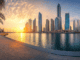 Dubai im Sommer. Sonnenuntergang über der Skyline der Dubai Marina.